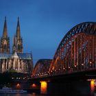 Kölner Dom mit Hohenzollernbrücke zur blauen Stunde