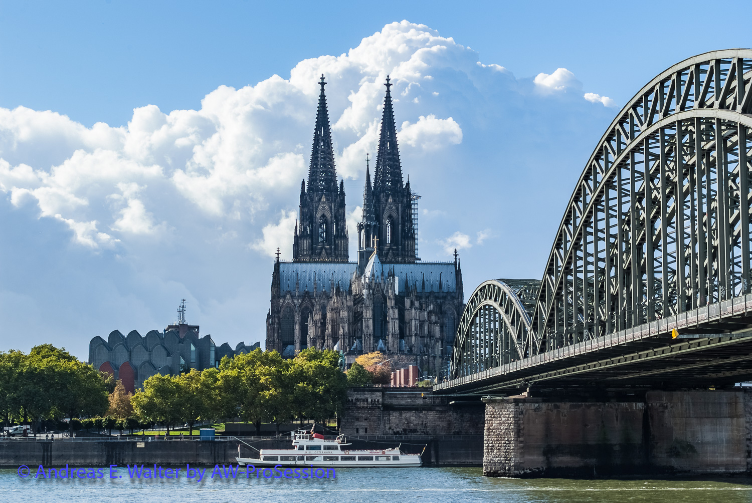 Kölner Dom, mit Hohezöllernbrücke