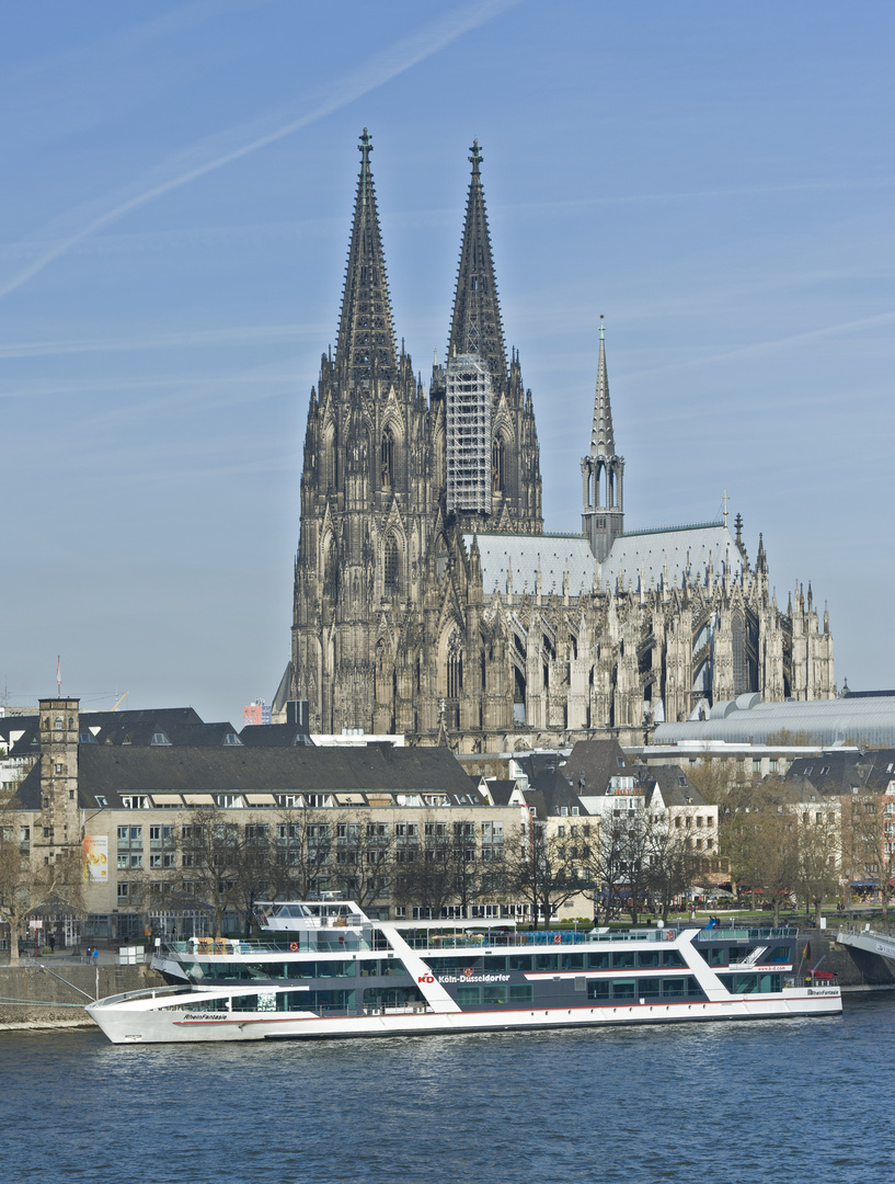 Kölner Dom mit KD Schiff MS RheinFantasie