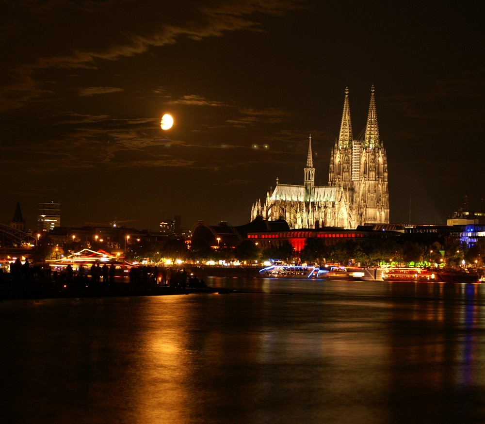 Kölner Dom mit Mond