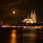 Kölner Dom mit Mond