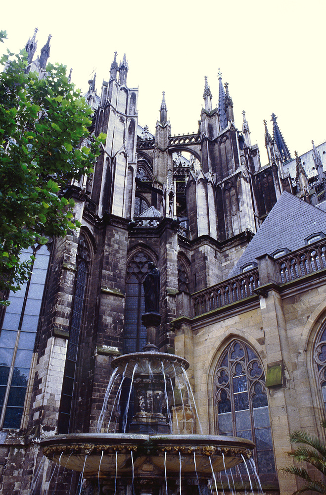 Kölner Dom mit Petrusbrunnen genannt "Drüjje Pitter"