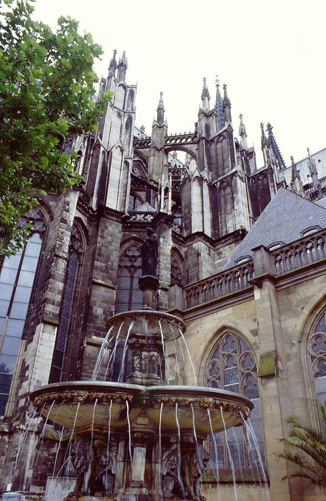 Kölner Dom mit Petrusbrunnen genannt "Drüjje Pitter"