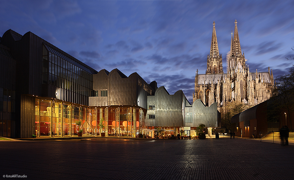 Kölner Dom mit Philharmonie