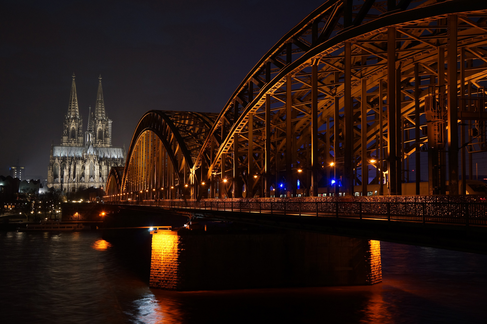 Fahrt über Die Kölner Rheinbrücke Bei Nacht www.fotocommunity.de
