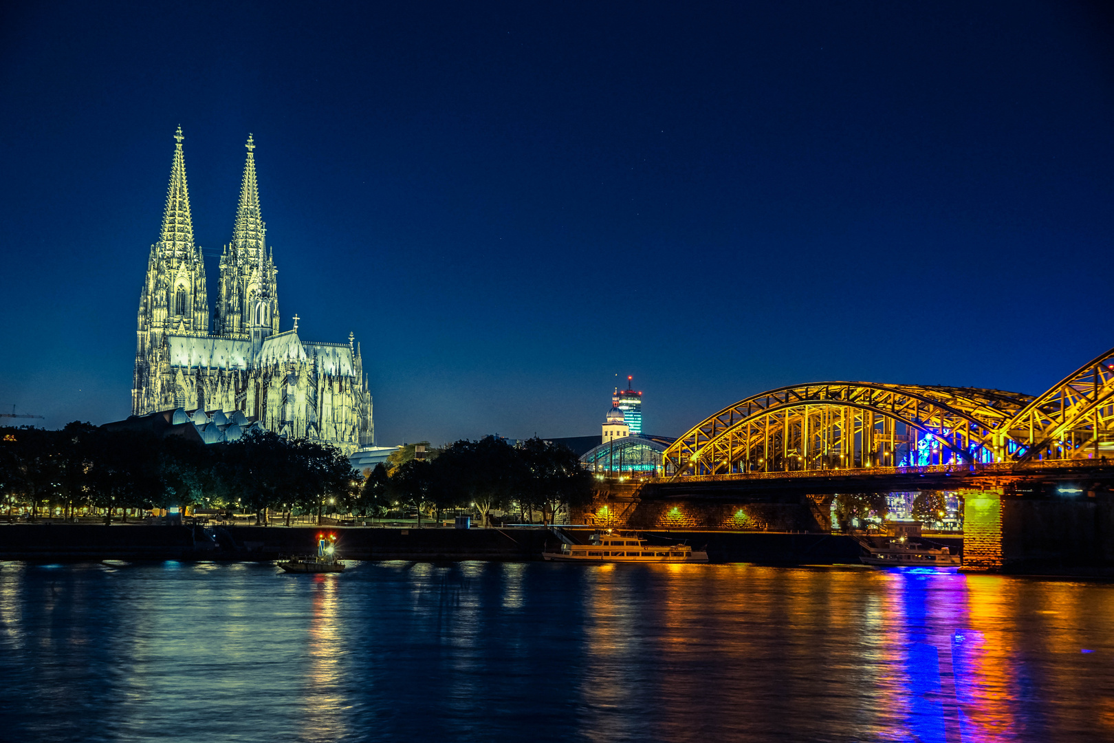 Kölner Dom mit Schlösserbrücke bei Nacht