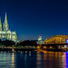 Kölner Dom mit Schlösserbrücke bei Nacht