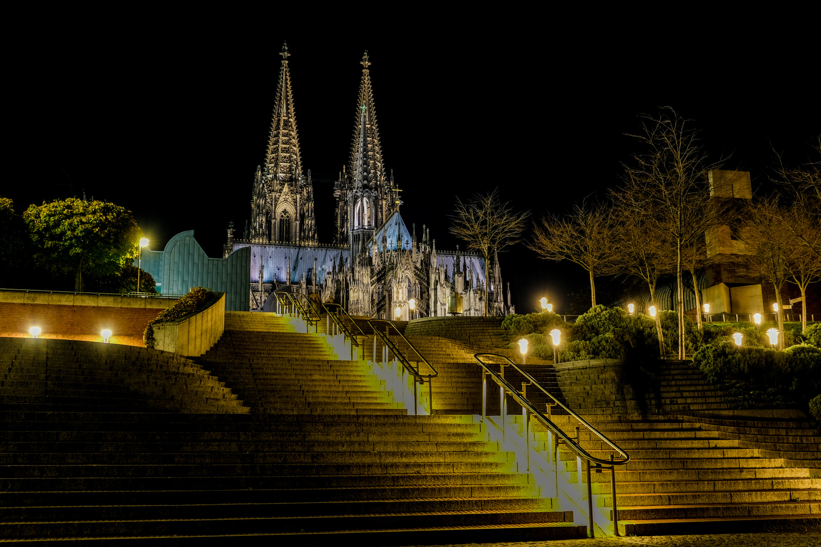 Kölner Dom mit Treppenabgang zum Rheinufer