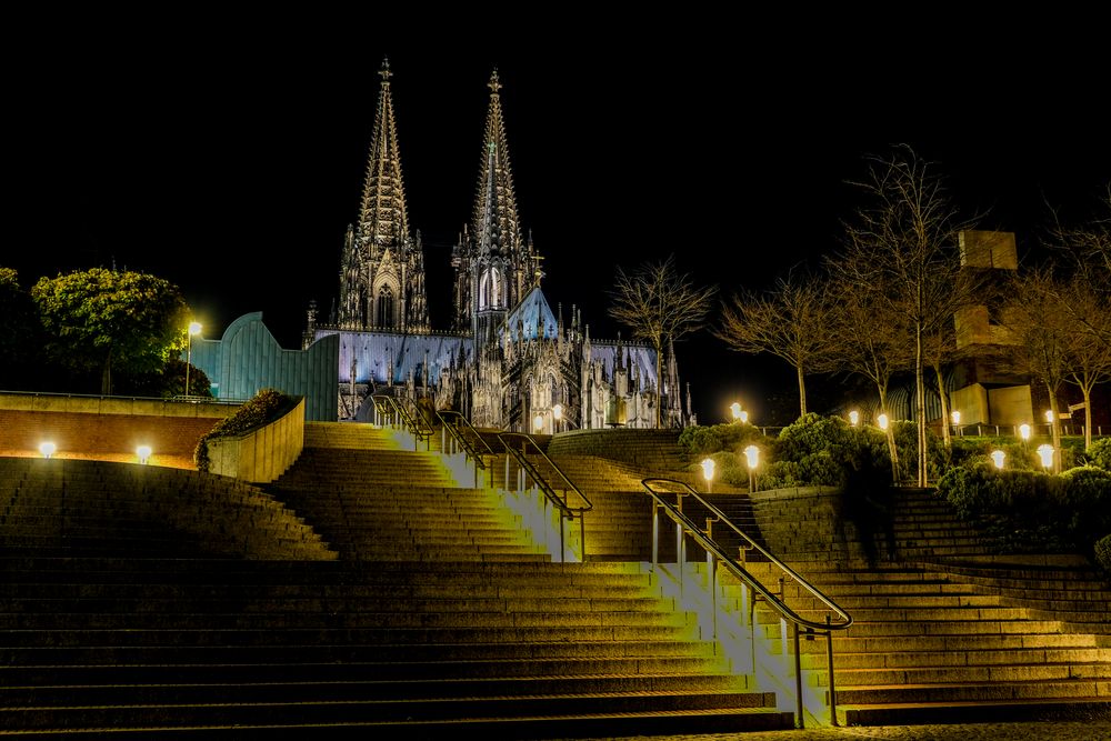 Kölner Dom mit Treppenabgang zum Rheinufer Foto &amp; Bild
