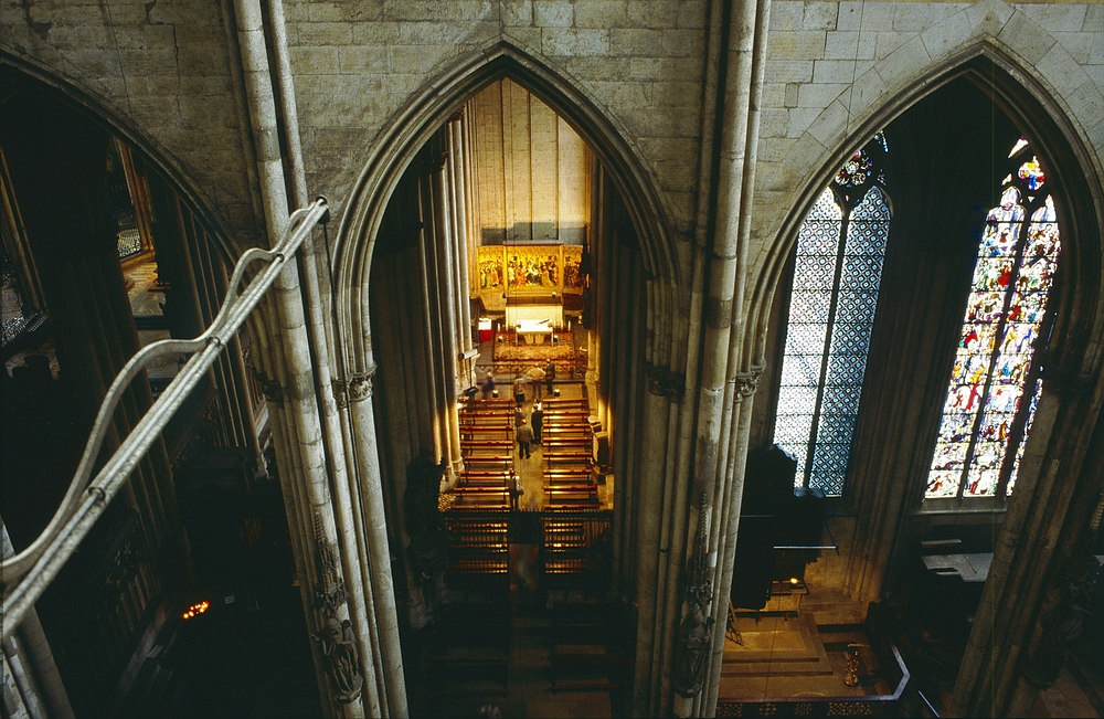 Kölner Dom, Mittelschiff in 45 m Höhe nach unten fotografiert