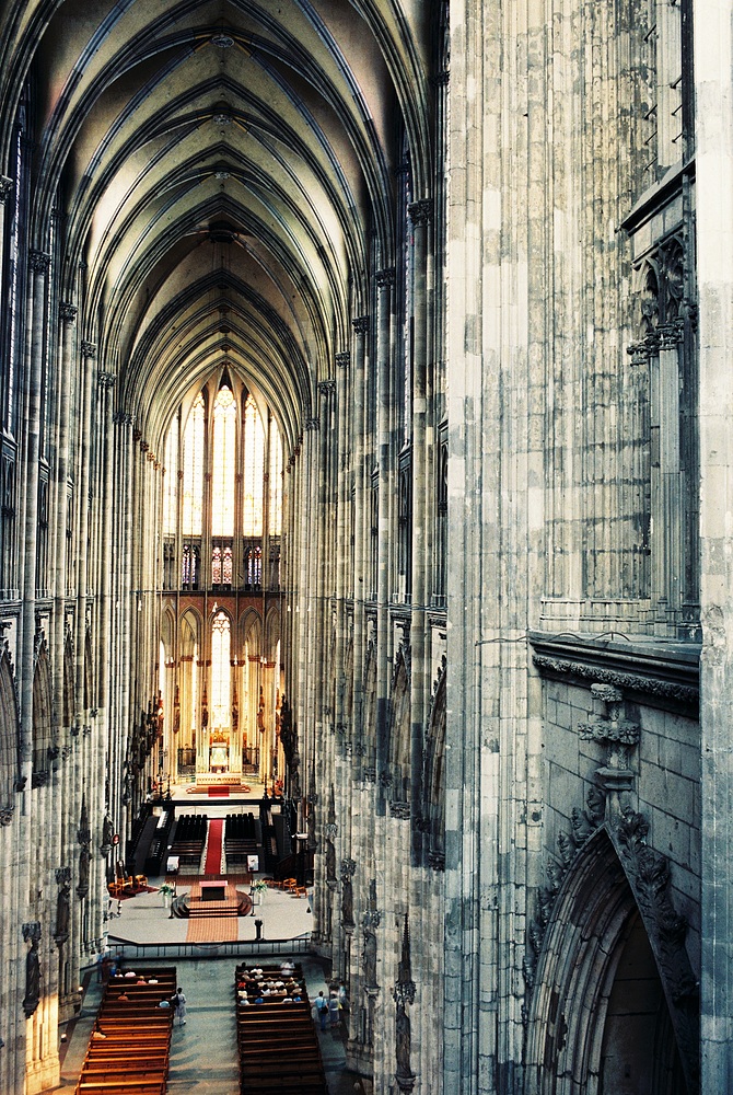 Kölner Dom, Mittelschiff vom Triforium aus fotografiert nach rechts