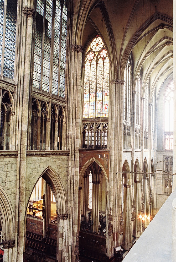 Kölner Dom, Seitenschiff vom Triforium aus fotografiert, Links