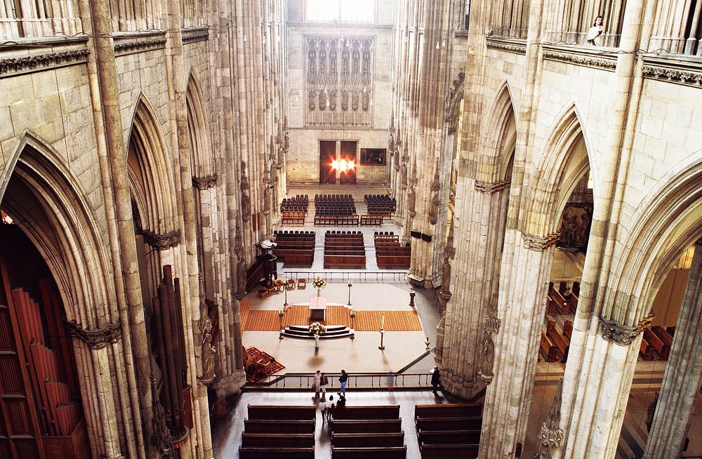 Kölner Dom, Seitenschiff vom Triforium aus fotografiert, Mitte