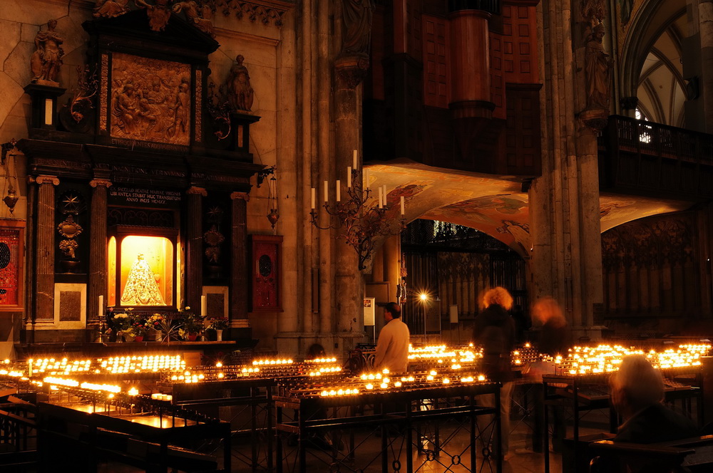 Kölner Dom - Stille bei Kerzenschein