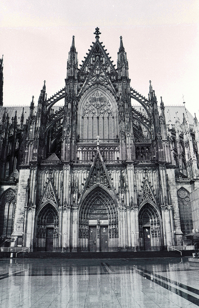 Kölner Dom Südseite nach einem Gewitter fotografiert (1986)