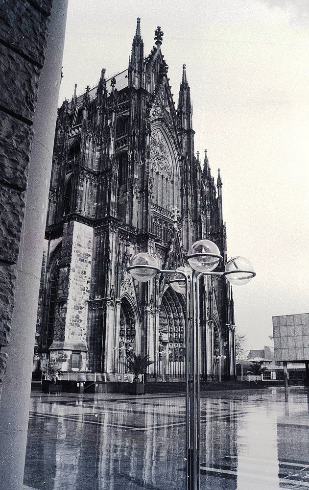 Kölner Dom Südseite nach einem Gewitter fotografiert (1986)