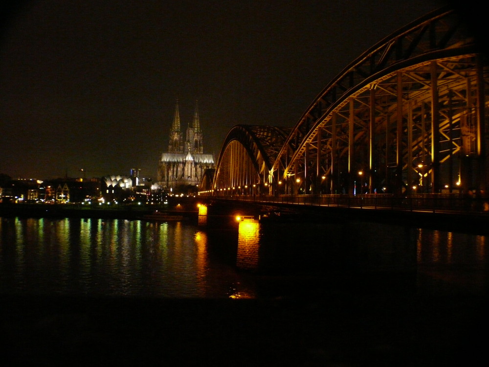 kölner Dom und Brücke erleuchtet