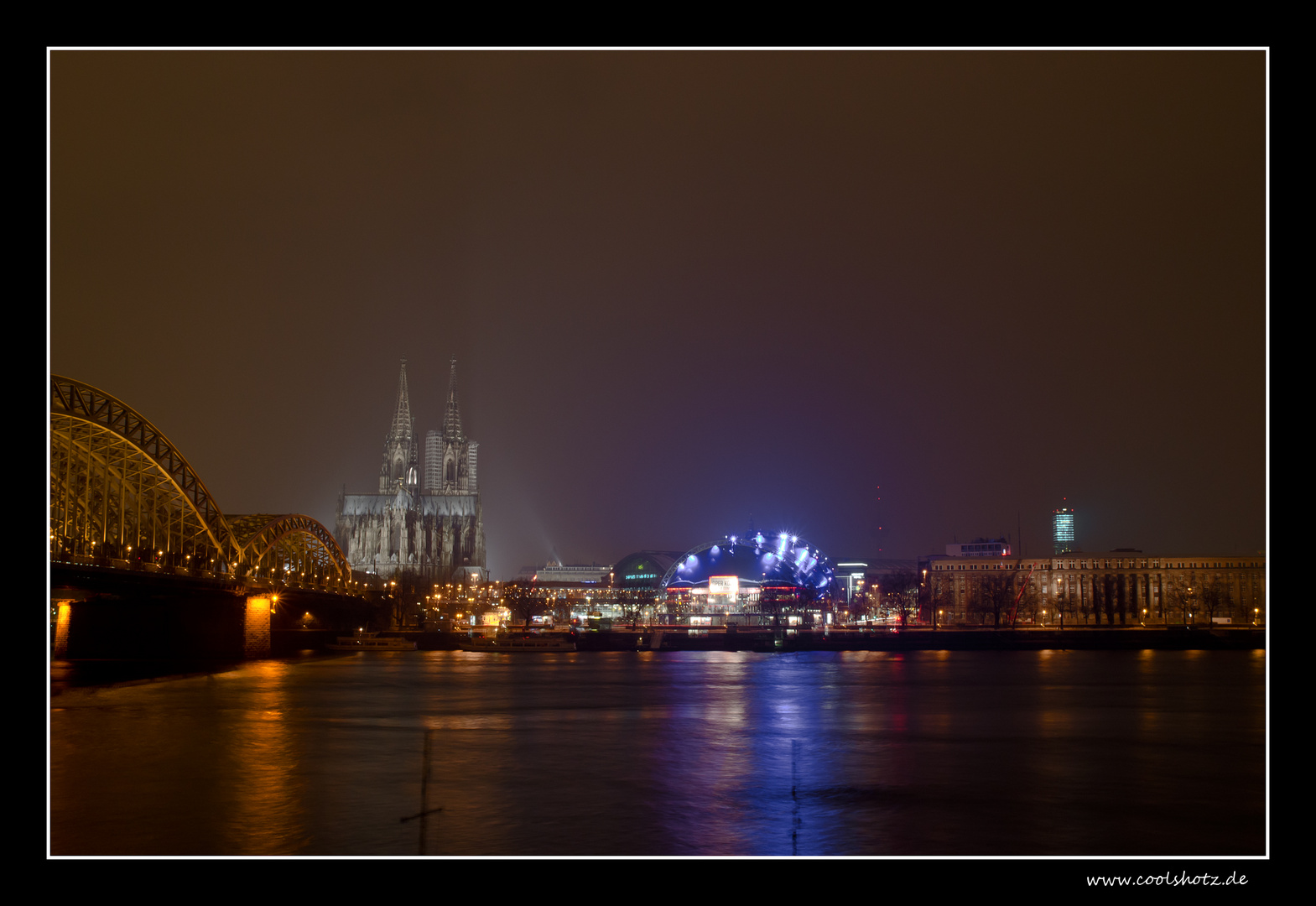 Kölner Dom und das Musical Haus bei Nacht