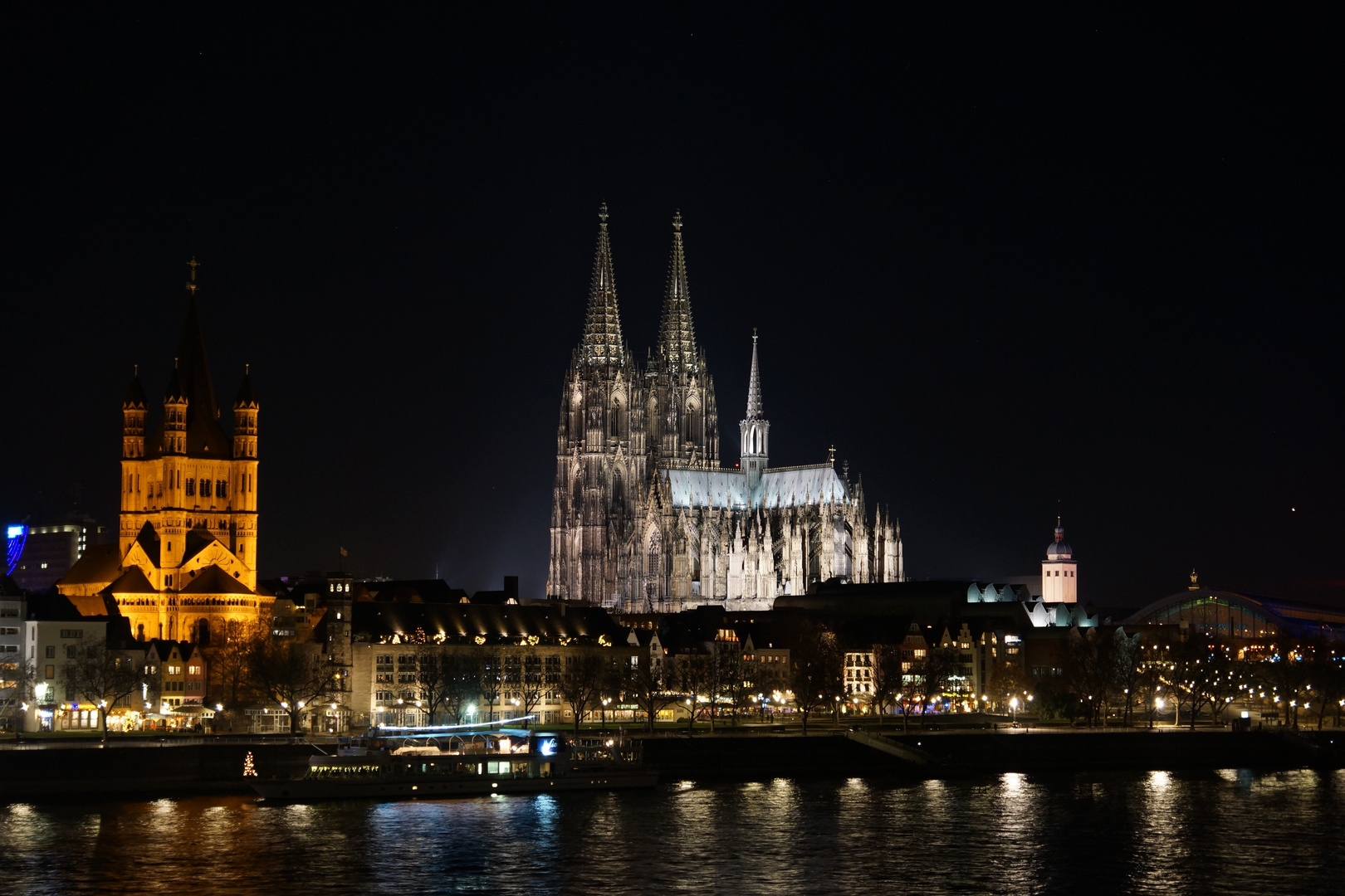 Kölner Dom und Groß St. Martin bei Nacht 