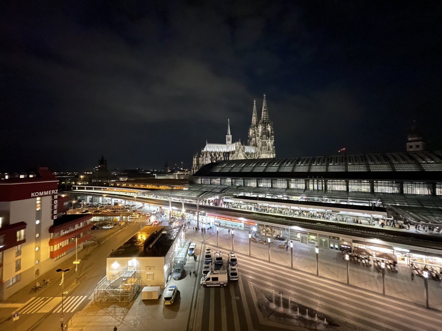 Kölner Dom und Hauptbahnhof bei Nacht 