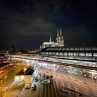 Kölner Dom und Hauptbahnhof bei Nacht 