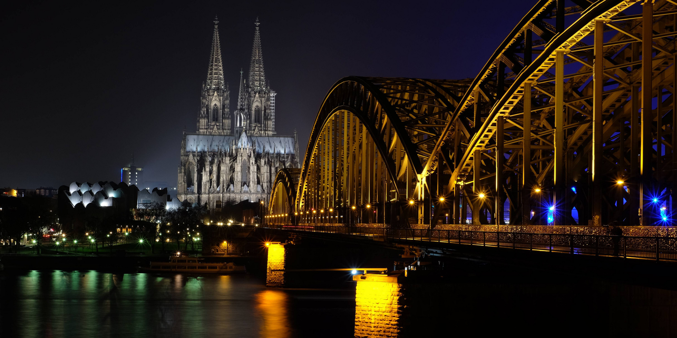 Kölner Dom und Hohenzollern Brücke bei Nacht