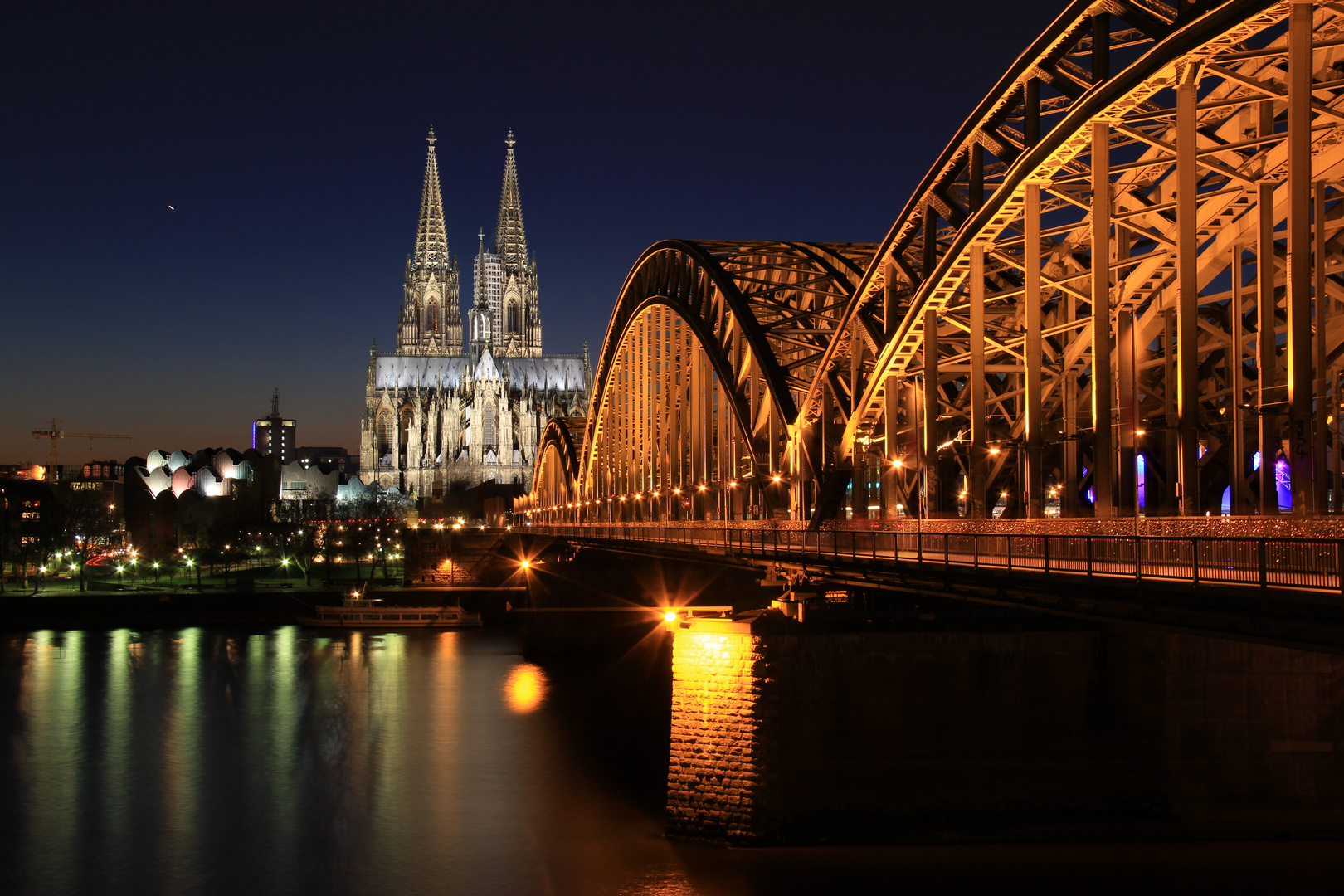 Kölner Dom und Hohenzollernbrücke am Abend des Rosenmontag