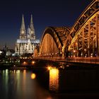 Kölner Dom und Hohenzollernbrücke am Abend des Rosenmontag