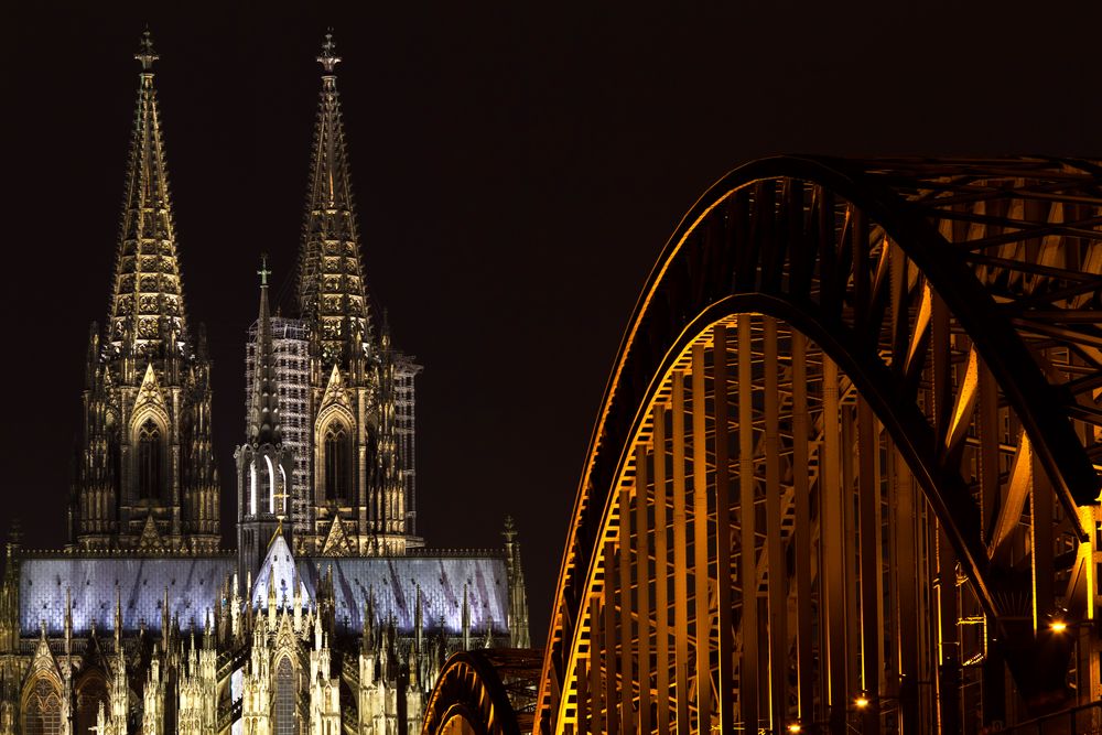 Kölner Dom und Hohenzollernbrücke bei Nacht