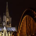 Kölner Dom und Hohenzollernbrücke bei Nacht