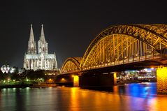 Kölner Dom und Hohenzollernbrücke bei Nacht