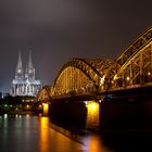 Kölner Dom und Hohenzollernbrücke bei Nacht