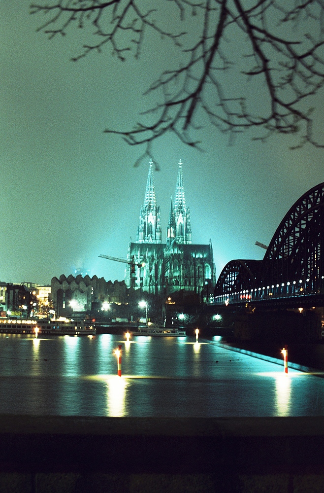 Kölner Dom und Hohenzollernbrücke bei Nacht (Hochformat)