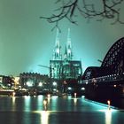 Kölner Dom und Hohenzollernbrücke bei Nacht (Hochformat)