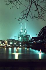 Kölner Dom und Hohenzollernbrücke bei Nacht (Hochformat)