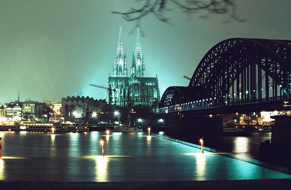 Kölner Dom und Hohenzollernbrücke bei Nacht (Querformat)