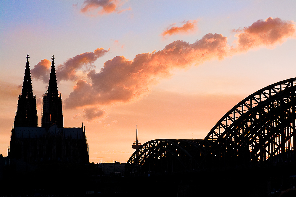 Kölner Dom und Hohenzollernbrücke im Abendlicht