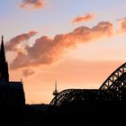 Kölner Dom und Hohenzollernbrücke im Abendlicht