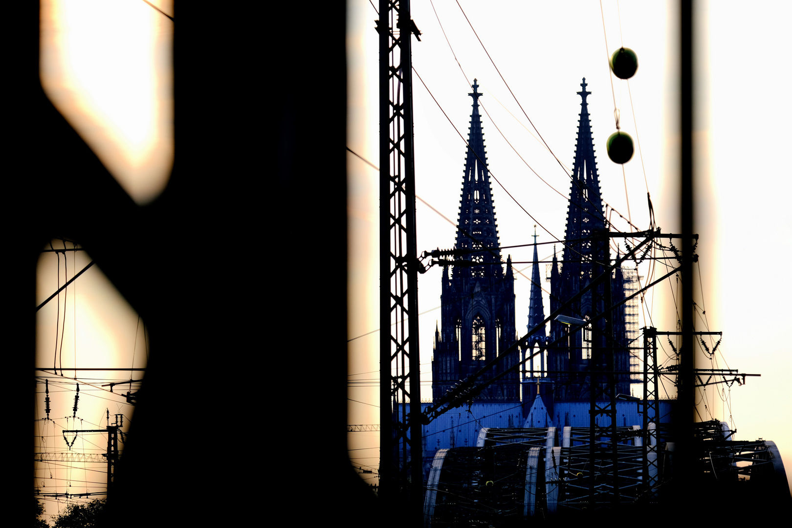 Kölner Dom und Hohenzollernbrücke vom Deutzer Bahnhof aus fotografiert