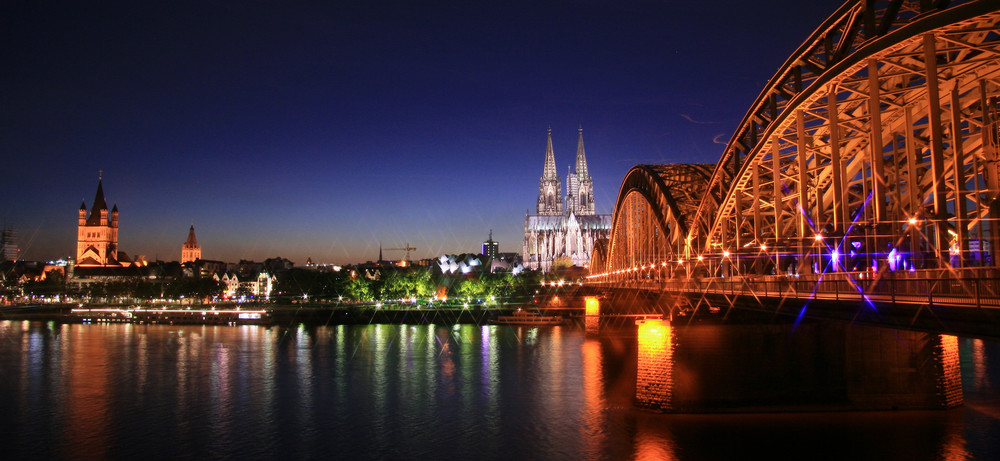 Kölner Dom und Hohenzollernbrücke während der Abenddämmerung