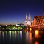 Kölner Dom und Hohenzollernbrücke während der Abenddämmerung