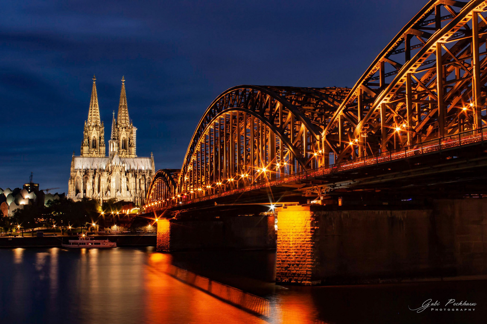 Kölner Dom und Hohenzollernbrücke zur blauen Stunde