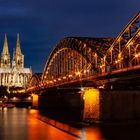 Kölner Dom und Hohenzollernbrücke zur blauen Stunde