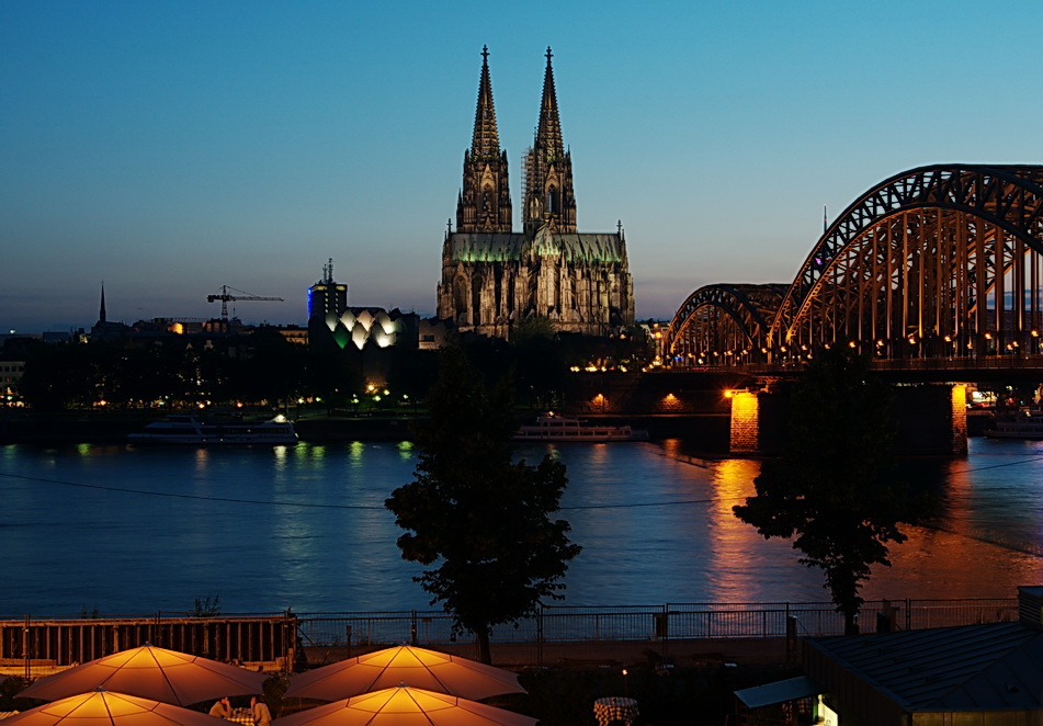 Kölner Dom und Hohenzollernbrücke zur blauen Stunde