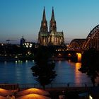 Kölner Dom und Hohenzollernbrücke zur blauen Stunde