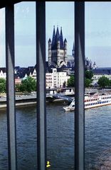 Kölner Dom und Kirche Gross St.Martin bei Tag (Hochformat)