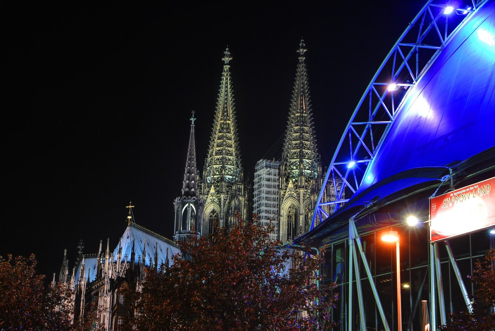 Kölner Dom und Musicaldome, Sicht vom Rheinufer