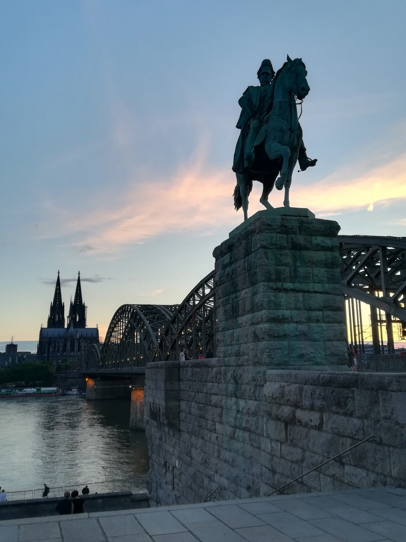 Kölner Dom und Reiterdenkmal