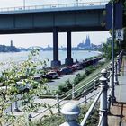 Kölner Dom unter der Zoobrücke durch fotografiert