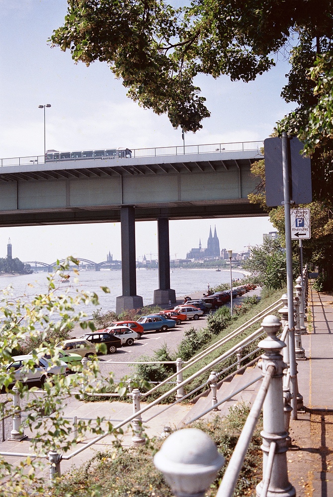 Kölner Dom unter der Zoobrücke durch fotografiert